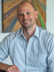Simon Haeder Headshot